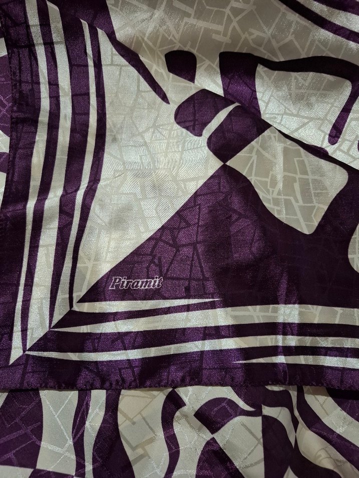 Mor Kadın Fular - Modern ve Dramatik Tasarım - Görsel 5