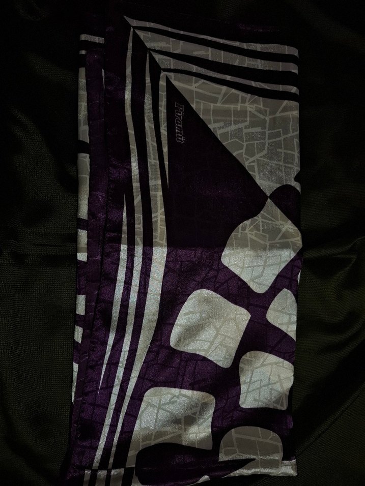 Mor Kadın Fular - Modern ve Dramatik Tasarım - Görsel 2