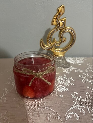 Bol çilekli mum