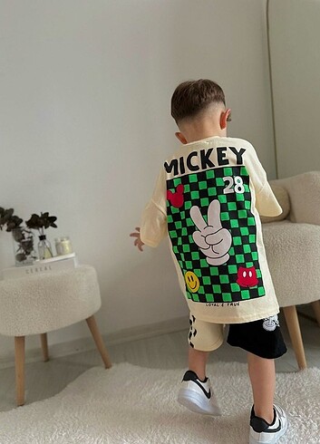 LC Waikiki Mickey28 şortlu takım marka temsilidir