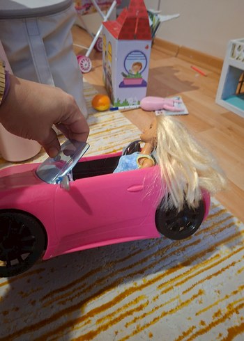 Mavi elbiseli bebek ve pembe oyuncak araba - Görsel 4