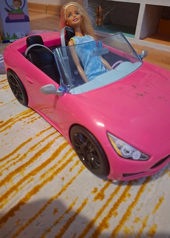 Mavi elbiseli bebek ve pembe oyuncak araba - Görsel 3