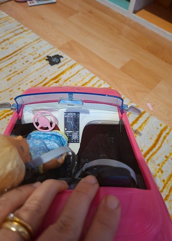 Mavi elbiseli bebek ve pembe oyuncak araba - Görsel 2