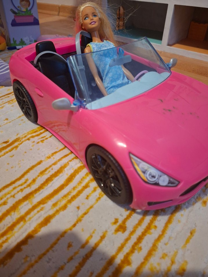 Mavi elbiseli bebek ve pembe oyuncak araba - Görsel 3