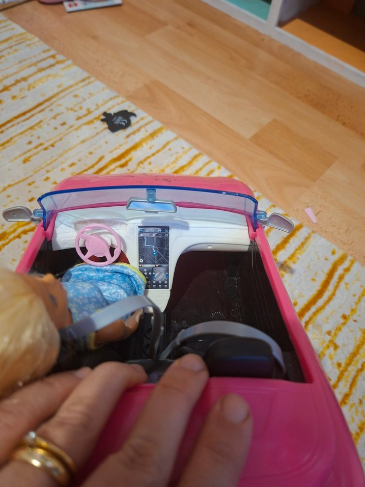 Mavi elbiseli bebek ve pembe oyuncak araba - Görsel 2