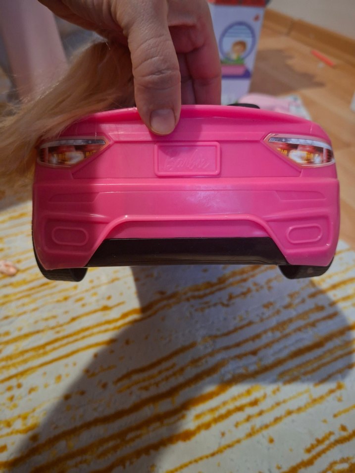 Mavi elbiseli bebek ve pembe oyuncak araba - Görsel 5