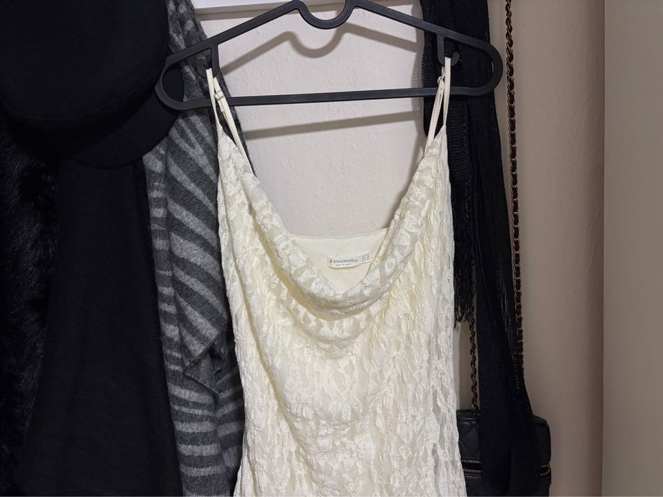 Beyaz Dantel Detaylı Triko Midi Elbise Stradivarius - Görsel 2