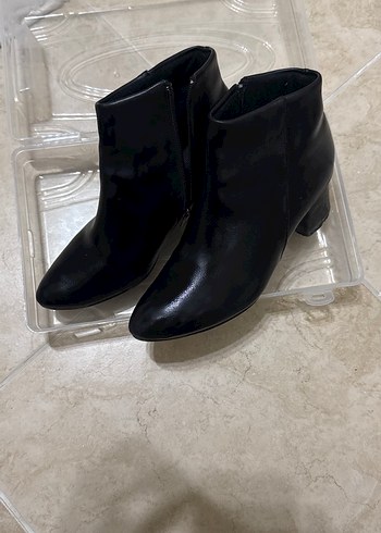 Siyah Topuklu Kadın Bot - Görsel 2