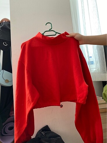 Alttan büzgülü crop sweat