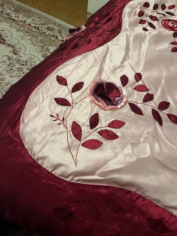 Bordo İşlemeli Parlak Yatak Örtüsü - Görsel 3