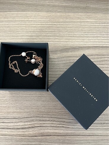 Beden Daniel Wellington inci rose gold küpe ve kolye