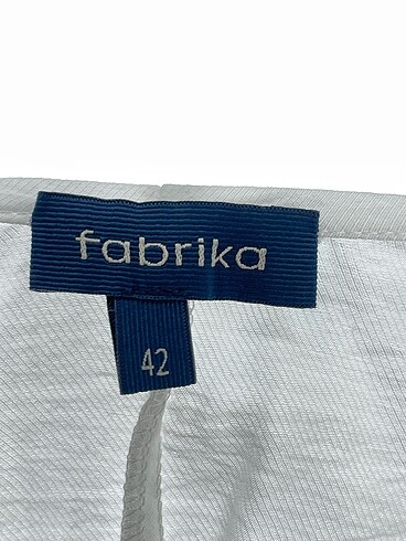 42 Beden beyaz Renk Fabrika Bluz %70 İndirimli.