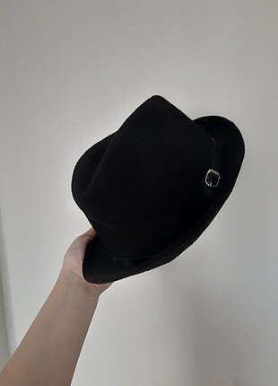 Siyah fötr şapka