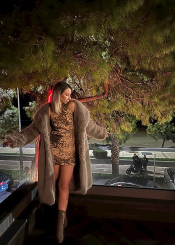 Kahverengi Yılan Desenli Midi Elbise ve Kürk Detaylı Mont
