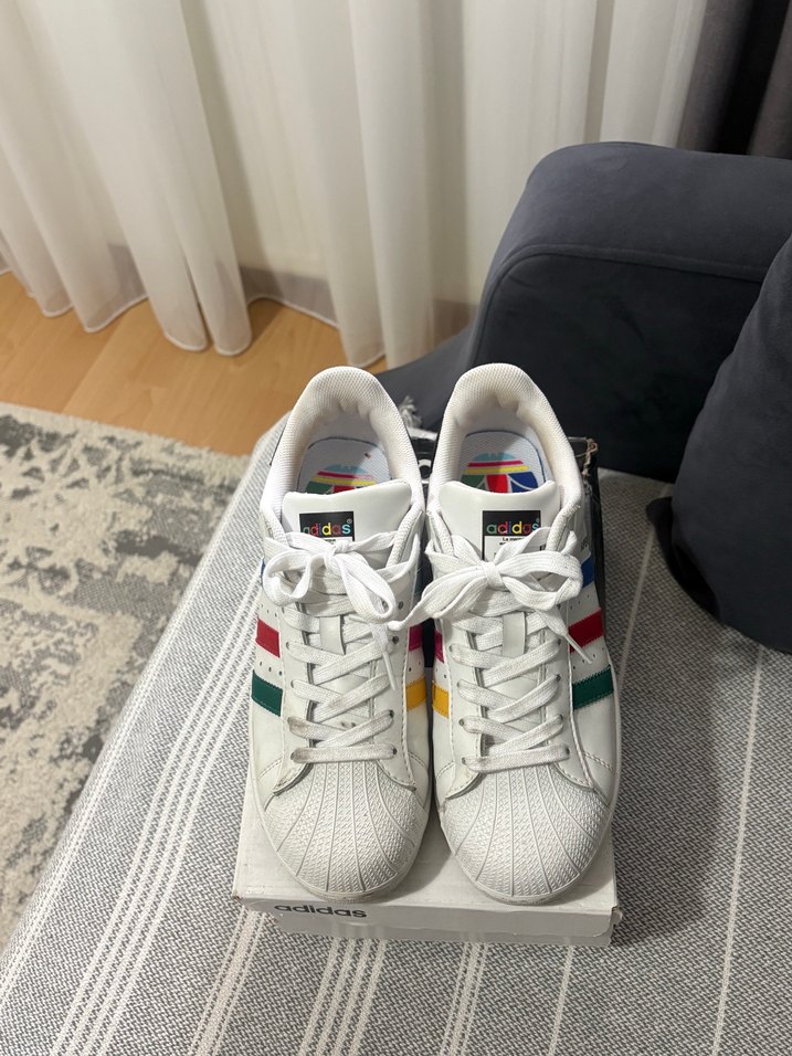 Adidas Superstar Renkli Şeritli Beyaz Sneaker — görsel 3/4