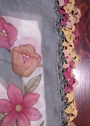 Çiçek Desenli Dantel Kenarlı Kadın Fular - Görsel 4