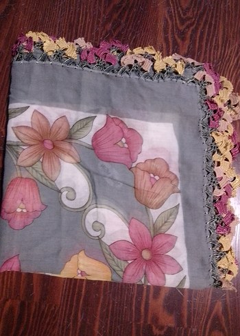 Çiçek Desenli Dantel Kenarlı Kadın Fular - Görsel 3