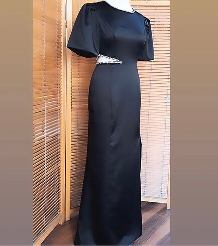 Siyah savoroski taşlı ipek saten elbise özel tasarımdır. 1 kere 
