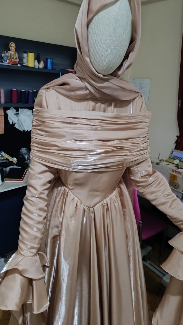 Bej Uzun Kollu Drapeli Kadın Abiye - Görsel 3