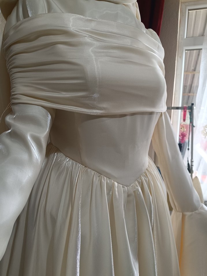 Uzun Kollu Drapeli Beyaz Straplez Gelinlik - Görsel 3