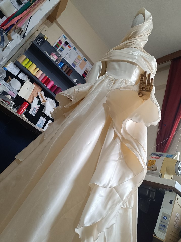 Uzun Kollu Drapeli Beyaz Straplez Gelinlik - Görsel 2