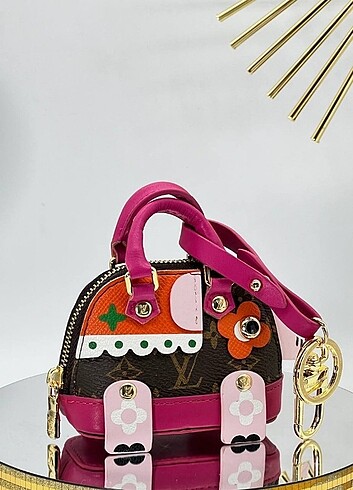 Beden LOUIS VUITTON NEW MINI PUPPY SHELL CHARM KEY