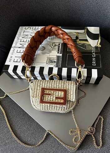 Beden FENDI - NANO Baguette Charm mini