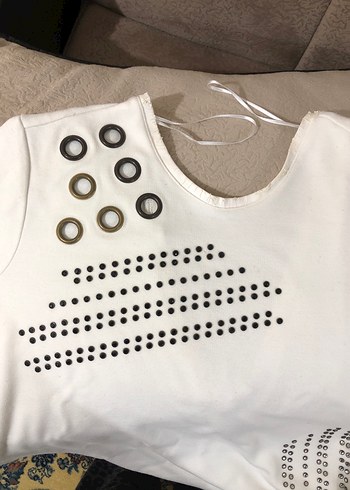 Düğmeli Baskılı Beyaz Kadın Tişört - Görsel 9