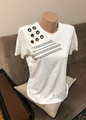 Düğmeli Baskılı Beyaz Kadın Tişört - Görsel 2