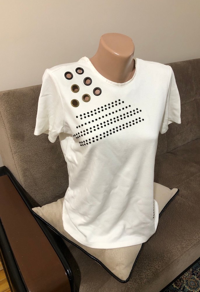 Düğmeli Baskılı Beyaz Kadın Tişört - Görsel 2