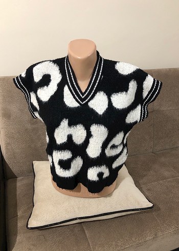 Siyah Beyaz Zebra Desenli V Yaka Kısa Kollu Süveter - Görsel 6