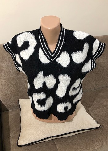 Siyah Beyaz Zebra Desenli V Yaka Kısa Kollu Süveter - Görsel 5