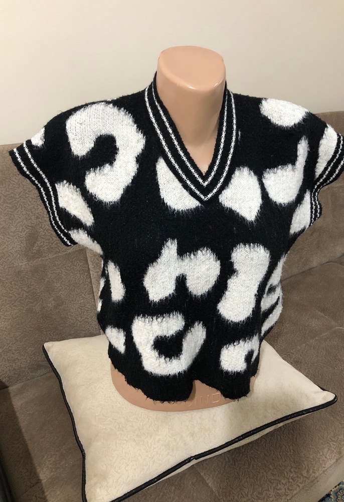 Siyah Beyaz Zebra Desenli V Yaka Kısa Kollu Süveter - Görsel 4
