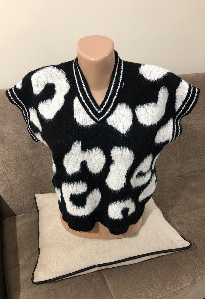Siyah Beyaz Zebra Desenli V Yaka Kısa Kollu Süveter - Görsel 5