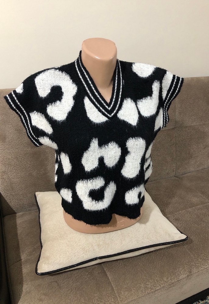Siyah Beyaz Zebra Desenli V Yaka Kısa Kollu Süveter - Görsel 2