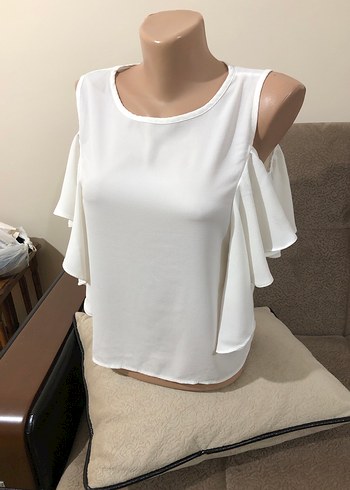 Beyaz Dökümlü Kolsuz Bluz - Görsel 3