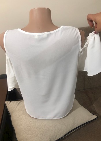 Beyaz Dökümlü Kolsuz Bluz - Görsel 8