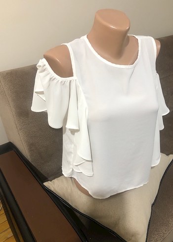 Beyaz Dökümlü Kolsuz Bluz - Görsel 4