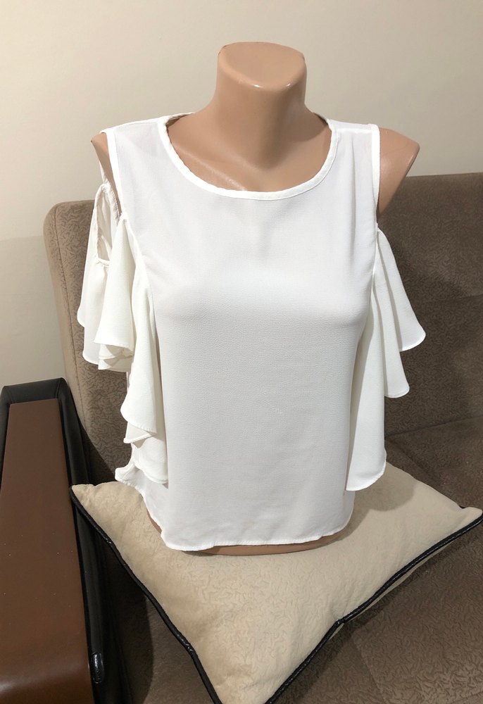 Beyaz Dökümlü Kolsuz Bluz - Görsel 2