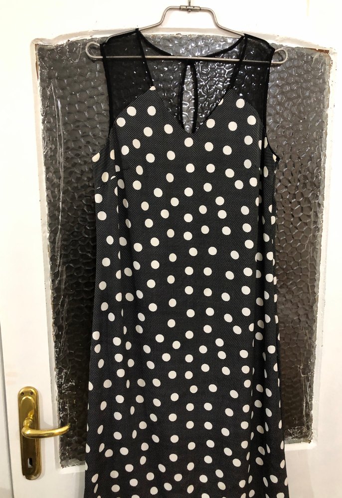 Zincir Detaylı Puantiyeli Siyah Uzun Elbise - Görsel 4