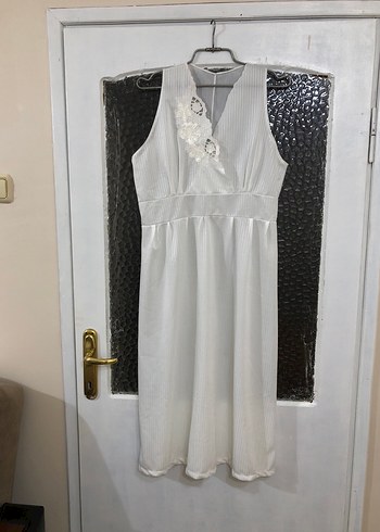 Nakışlı ve Pilili Beyaz Keten Uzun Elbise - Görsel 4