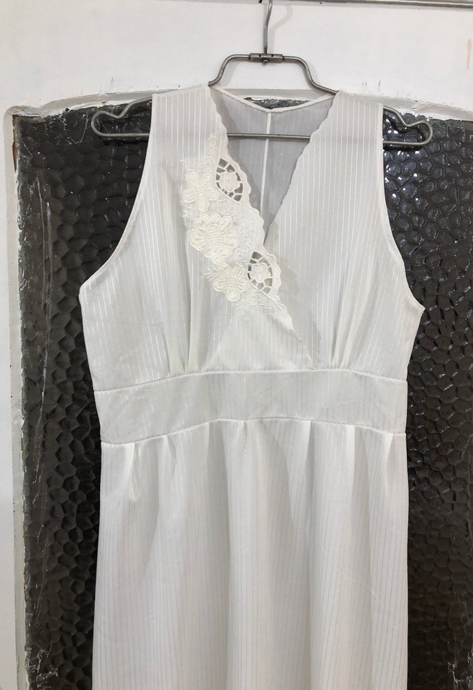Nakışlı ve Pilili Beyaz Keten Uzun Elbise - Görsel 3