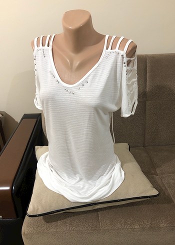 Boncuk Detaylı V Yakalı Beyaz Örgü Bluz - Görsel 2