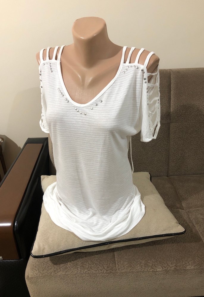 Boncuk Detaylı V Yakalı Beyaz Örgü Bluz - Görsel 2
