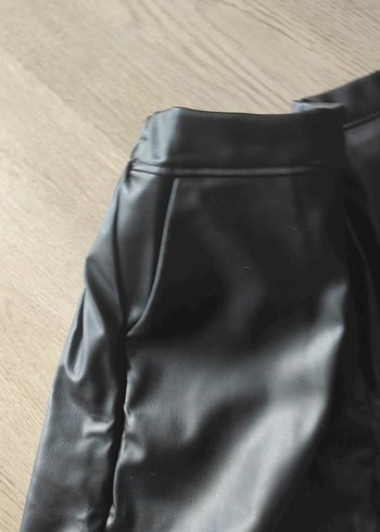 Siyah Mini Deri Kadın Şort - Görsel 4