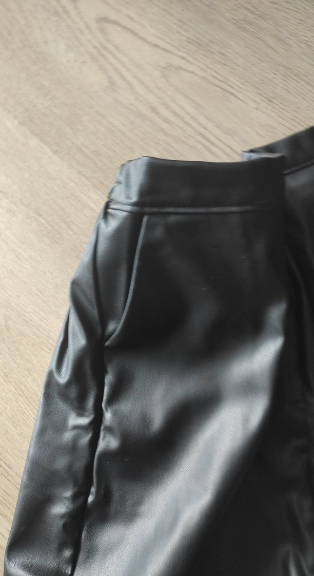 Siyah Mini Deri Kadın Şort - Görsel 4