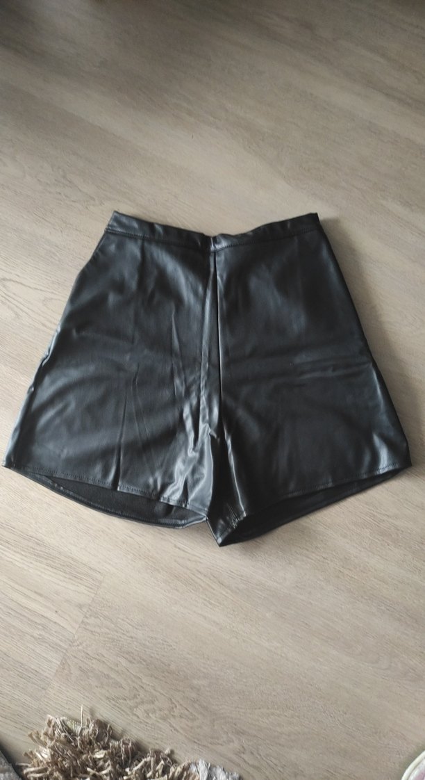 Siyah Mini Deri Kadın Şort - Görsel 2