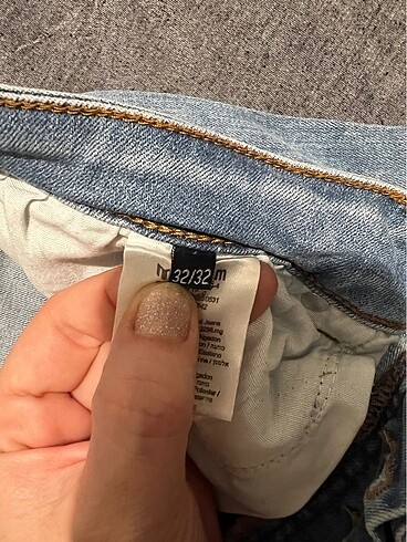 32 Beden mavi Renk Mavi kot pantolon. Yırtık detaylı