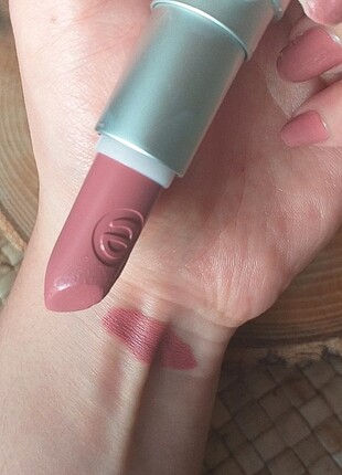 Essence mat ruj