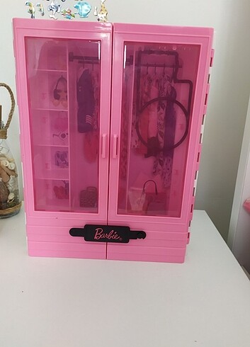 Barbie Barbie giysi dolabı 